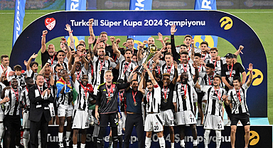 Beşiktaş, Süper Kupa'yı kaldırdı