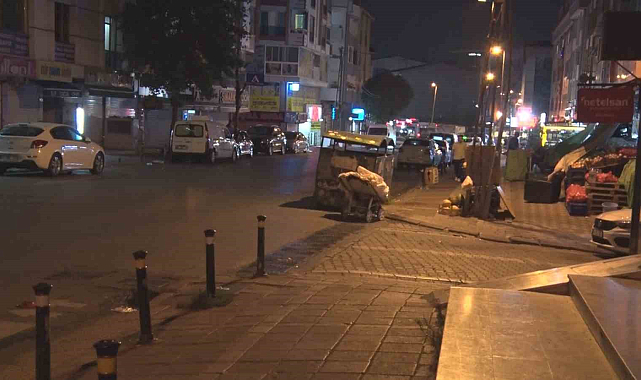 Bıçaklı saldırgan dehşet saçtı: 1'i polis 2 kişi yaralandı