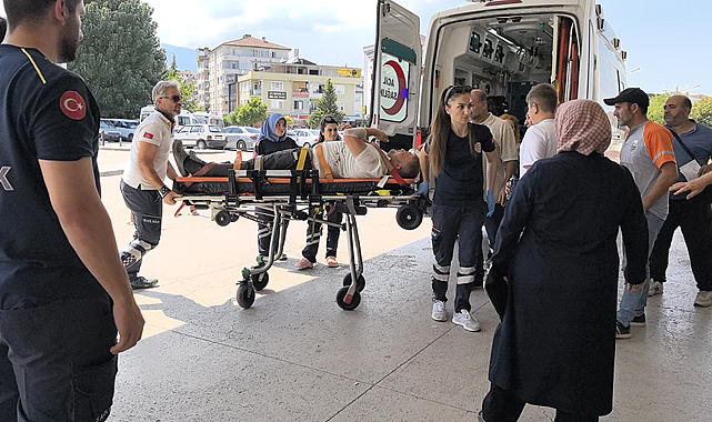 Bursa'nın İnegöl ilçesinde, 2 ambulans ile kamyonetin çarpıştığı kazada 7 kişi yaralandı