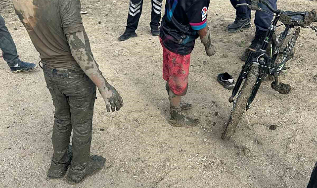 Çamura saplanan 2 çocuğu itfaiye kurtardı