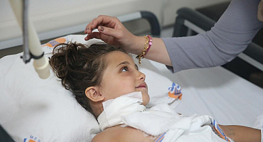 Çenesine demir korkuluk saplandı, zor geçen ameliyatla kurtuldu  