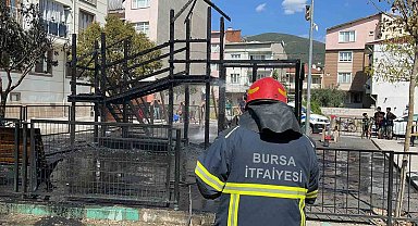 Çocuk parkı alevlere teslim oldu