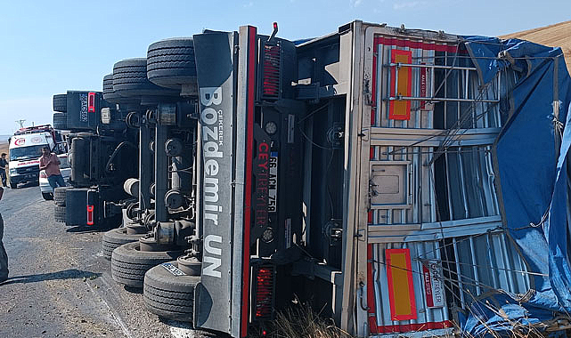 Çorum'da tır devrildi! Sürücü ve iki çocuk yaralandı