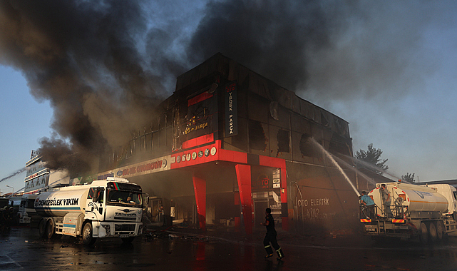 Diyarbakır'ın Yenişehir ilçesinde oto yedek parçacıda çıkan yangın 3 iş yerine daha sıçradı