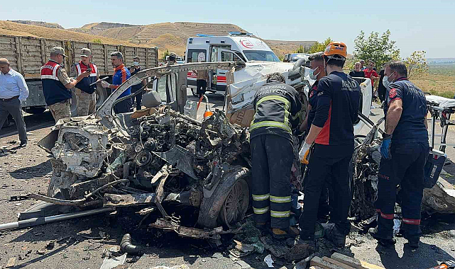 Düğün yolunda kafa kafaya çarpıştılar: 4 ölü, 1 yaralı