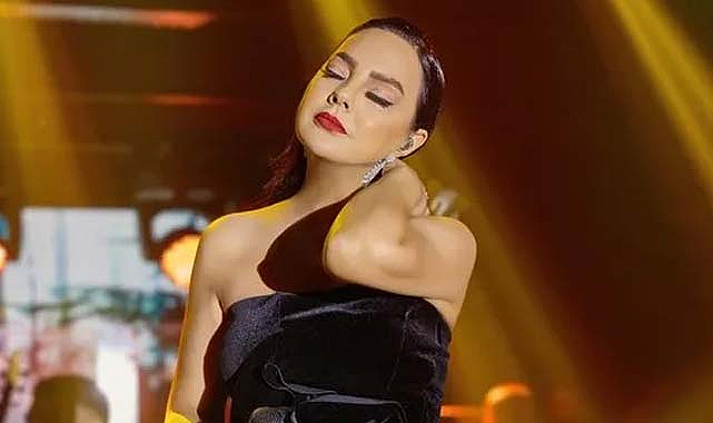 Ebru Gündeş Antalya konserinde rahatsızlandı