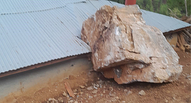 Evin üzerine kaya düştü