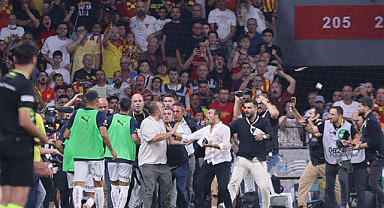 Göztepeli taraftarlar, sahaya inen Ali Koç'a saldırdı