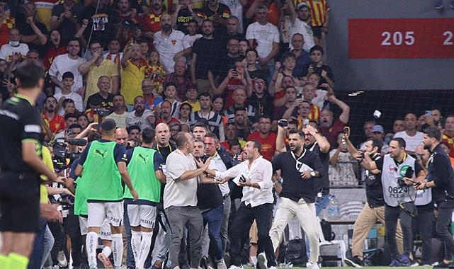 Göztepeli taraftarlar, sahaya inen Ali Koç'a saldırdı