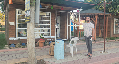 Hatay'da yaralarını sarmaya çalışan depremzede esnafa hırsız şoku