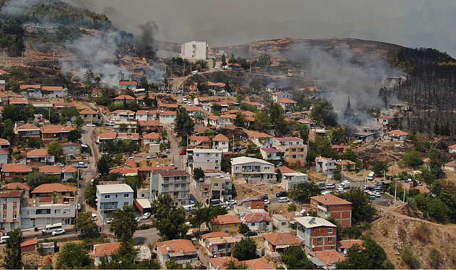 İzmir'de orman yangını yerleşim yerlerine sıçradı