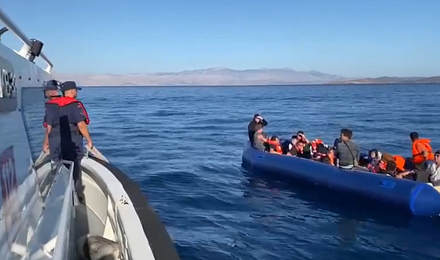 İzmir'in Çeşme ilçesi açıklarında 12'si çocuk, 16 düzensiz göçmen karaya çıkarıldı