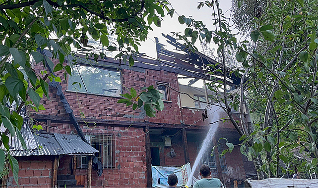 Kastamonu’nun İhsangazi ilçesinde Şükrü Akarsu ile Fehmi Akarsu’ya ait evde yangın çıktı