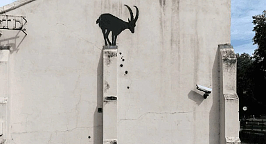 Kimliğini gizleyen Banksy’den ikinci eser