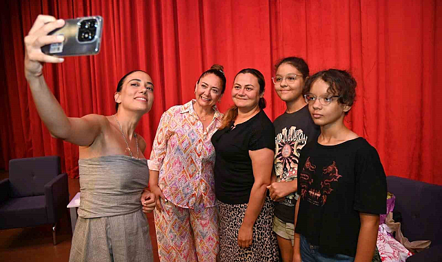 Kızılcık Şerbeti dizisi oyuncuları Manavgat'a gitti