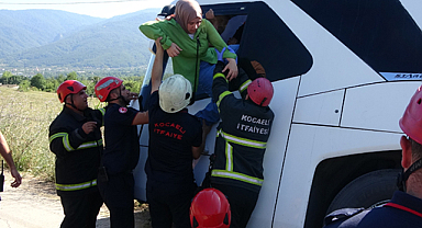 Kocaeli'nin Kartepe ilçesinde 42 yolcunun olduğu tur otobüsü kaza yaptı