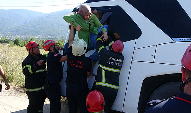 Kocaeli'nin Kartepe ilçesinde 42 yolcunun olduğu tur otobüsü kaza yaptı