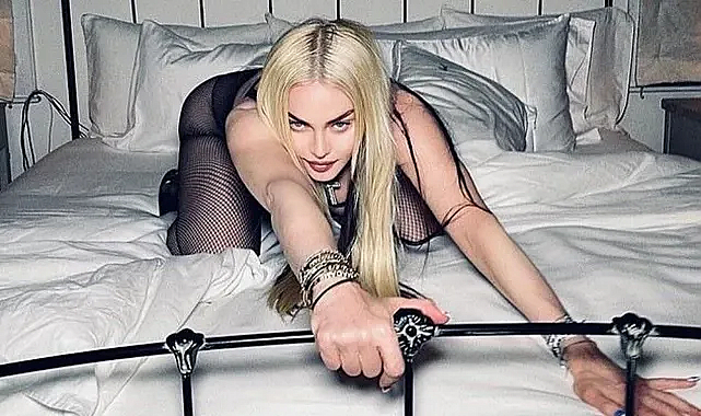 Madonna’dan tepki toplayan yarı çıplak yatak pozu