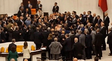 Meclis’te yumruklar konuştu! Alpay Özalan, Ahmet Şık’a neden yumruk attı?