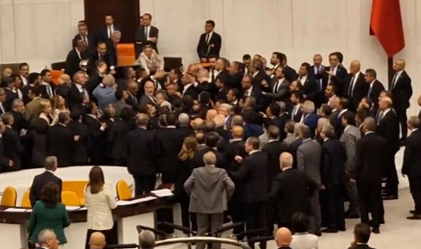 Meclis’te yumruklar konuştu! Alpay Özalan, Ahmet Şık’a neden yumruk attı?