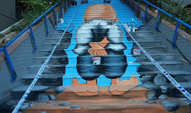 Merdivenlerdeki Filistin bayrağını boyadılar