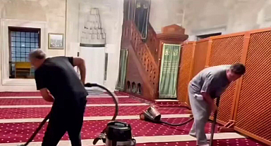 Mesut Özil'den örnek davranış İstanbul'da cami temizledi