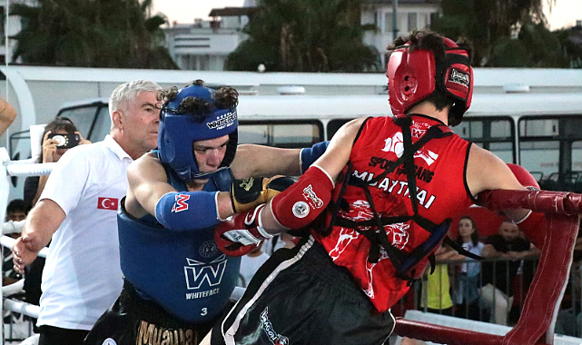 Muay Thai şampiyonları ödüllerini aldı