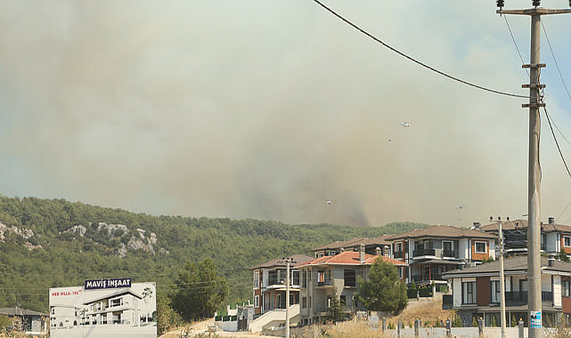 Muğla'da büyüyen orman yangını gökyüzünü kararttı