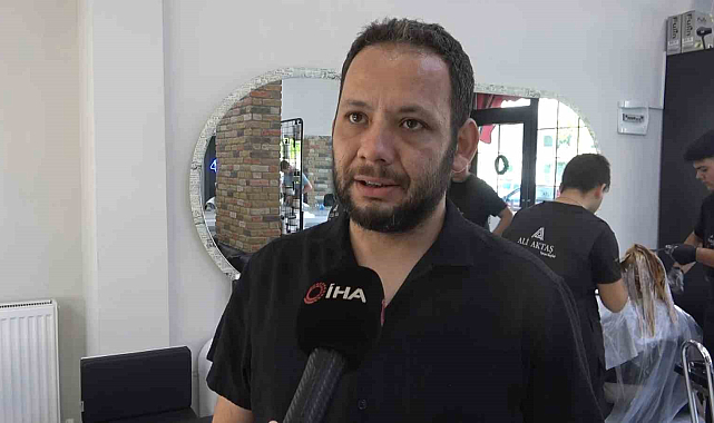 Müşterisine destek olmak isteyen kuaför kendi saçını da kazıdı