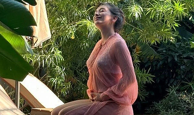 Neslihan Atagül'den karnı burnunda poz