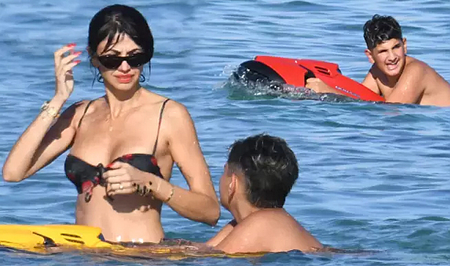 Nihan Akkuş Çeşme'de tatil yapıyor