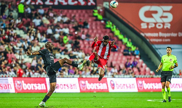 Ntcham isabetli pas ve ikili mücadelede öne çıktı