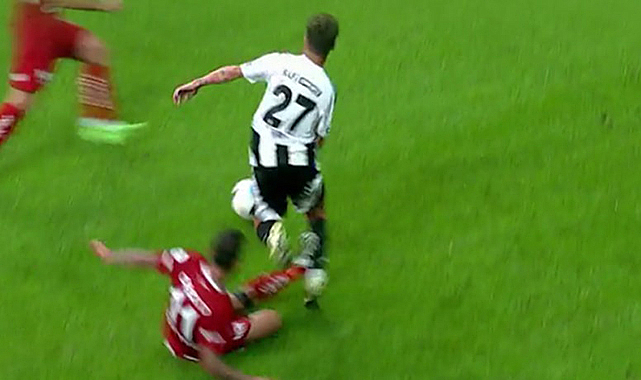 Rafa Silva'ya atılan tekme gündemden düşmüyor!