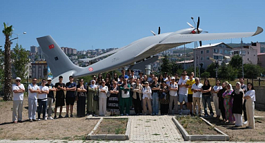 Romanyalı öğrenciler Canik'te Akıncı TİHA ile poz verdi