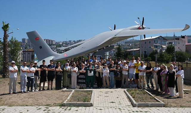 Romanyalı öğrenciler Canik'te Akıncı TİHA ile poz verdi