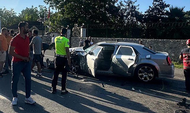 Sakarya'nın Sapanca ilçesinde minibüs ve otomobilin karıştığı kazada 2'si çocuk 5 kişi yaralandı 