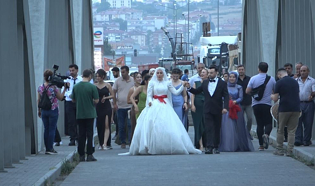 Samsun'da gelinler bu köprüden geçmek için sırada bekliyor