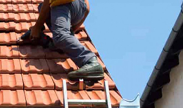 Samsun’da hurdacı çatıdan düşerek ağır yaralandı