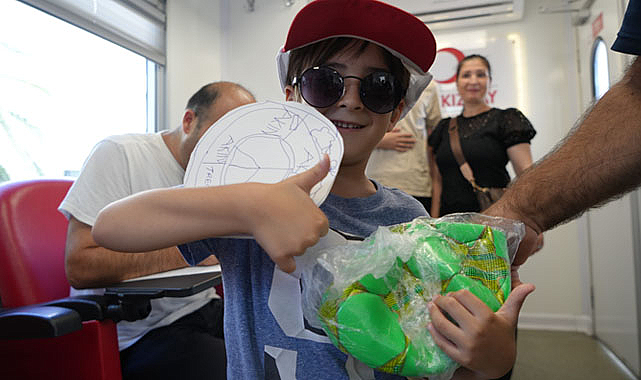 Samsun'da kan bağışı yapan velilerin çocuğuna futbol topu