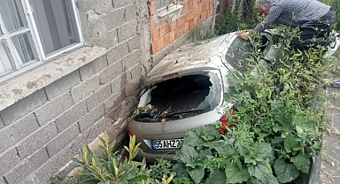 Samsun’da kontrolden çıkan araç bahçeye devrildi