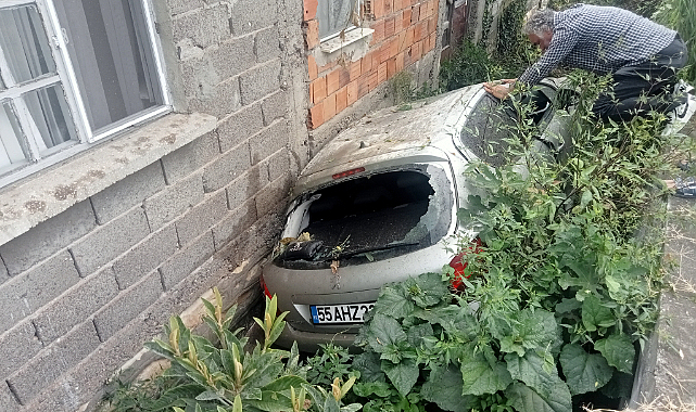 Samsun’da kontrolden çıkan araç bahçeye devrildi