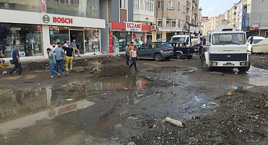 Samsun'da su borusu patladı! Cadde göle döndü