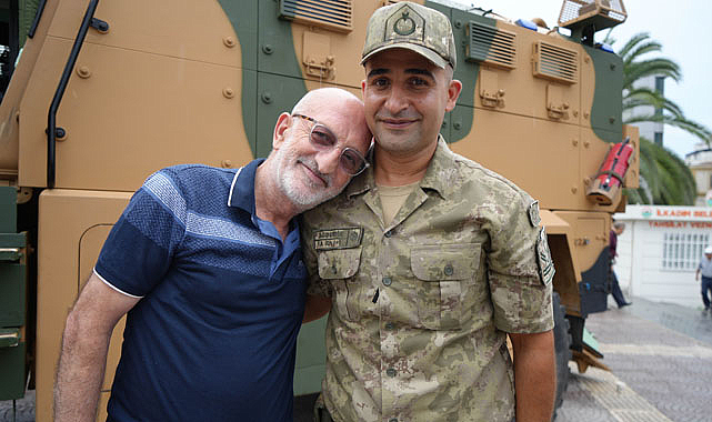 Samsun'da vatandaşlar Zafer Bayramı programında askerlerle buluştu