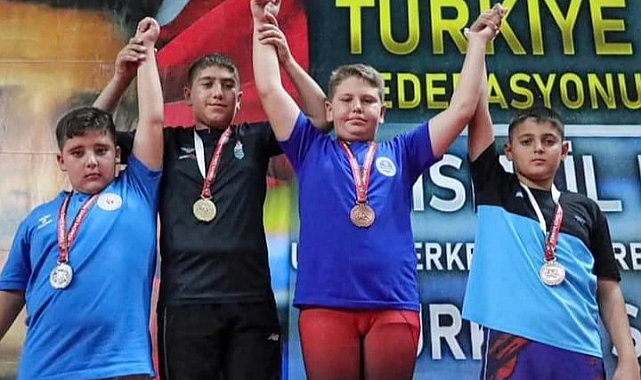 Samsunlu başarılı güreşçiler madalyalarla döndü