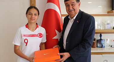 Samsunlu milli sporcuya krampon hediye edildi