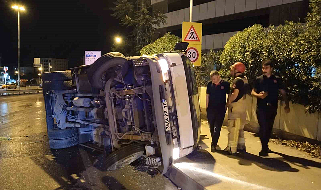 Sebze yüklü kamyon devrildi: 2 yaralı