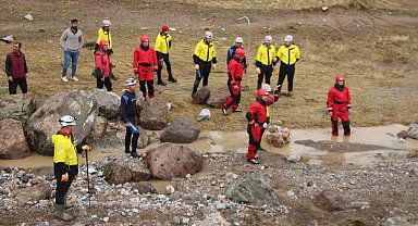 Selde kaybolan vatandaşın kıyafetleri bulundu