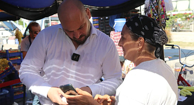 Serhat Türkel vatandaşların taleplerini dinliyor