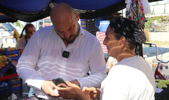 Serhat Türkel vatandaşların taleplerini dinliyor