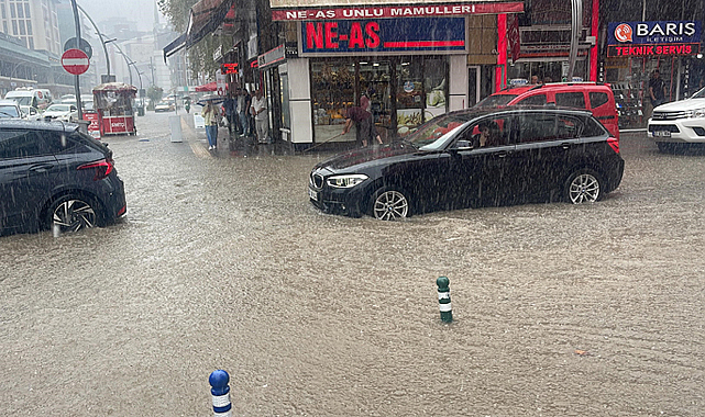 Şiddetli yağış hayatı felç etti